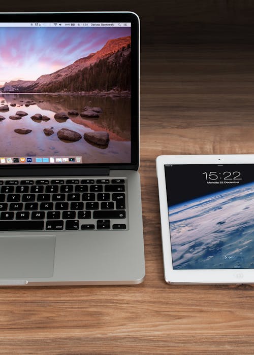 apple-iphone-smartphone-desk